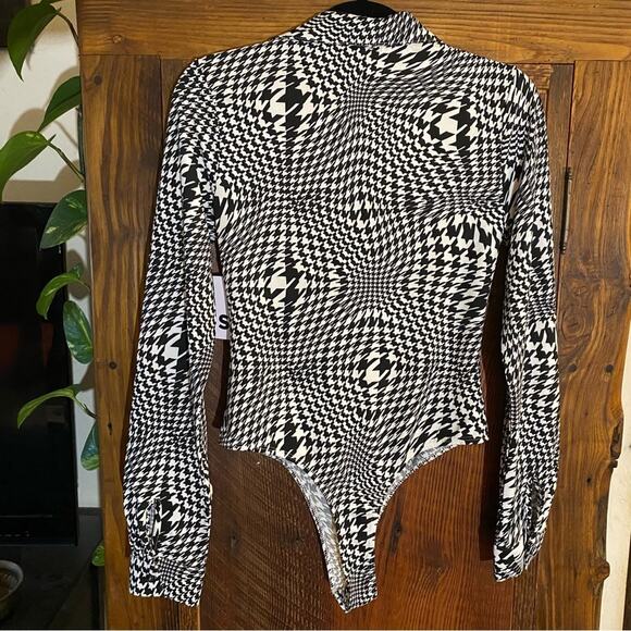 SO Women's Long Sleeve Bodysuit Size Medium Swirled Collared Funky Retro - Picture 5 of 10